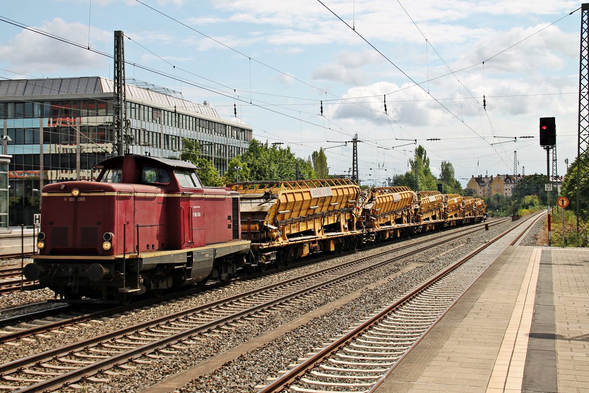 Mit einem Bauzug fuhr am 25.08.2015 die BayernBahn V100 1365 (211 365-2/ex. ÖBB 2048 014-1) durch München Heimeranplatz in Richtung München Laim.