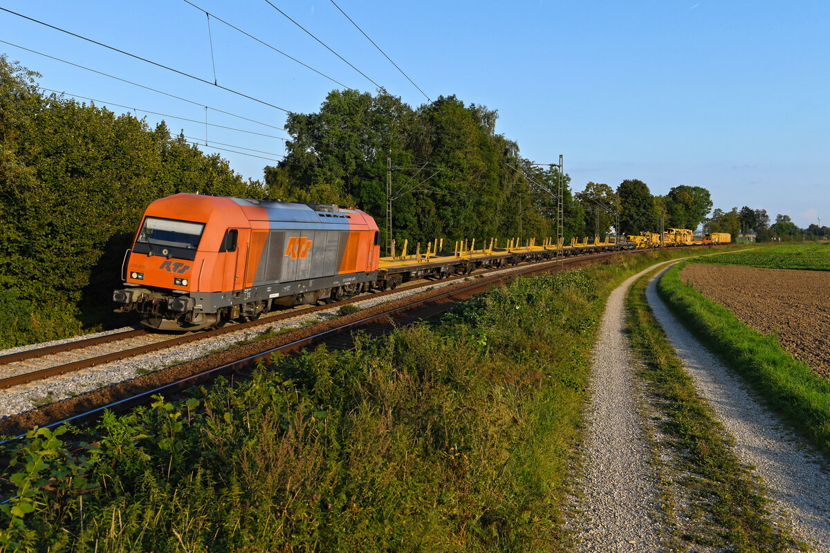 Mit einem Bauzug war die 2016.906 von RTS am Abend des 05. September 2021 bei Langenisarhofen westwärts unterwegs.