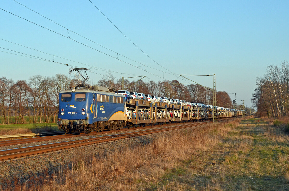 Mit einem beladenen BLG-Zug aus Falkenberg(E) passiert 140 870 der evb am Abend des 20.03.22 Jütrichau Richtung Magdeburg.