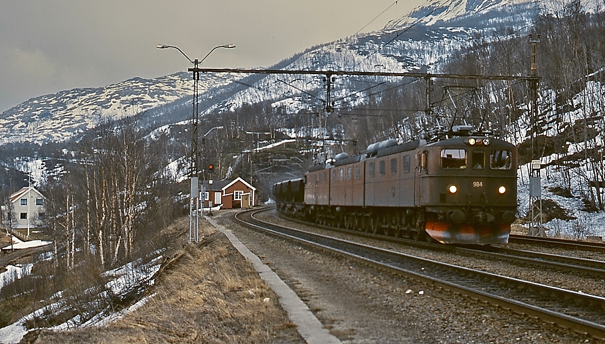 Mit einem beladenen Erzzug aus Kiruna rollt die SJ-Dm3 984-983-982 Mitte Mai 1988 durch den Bahnhof Straumsnes hinunter nach Narvik