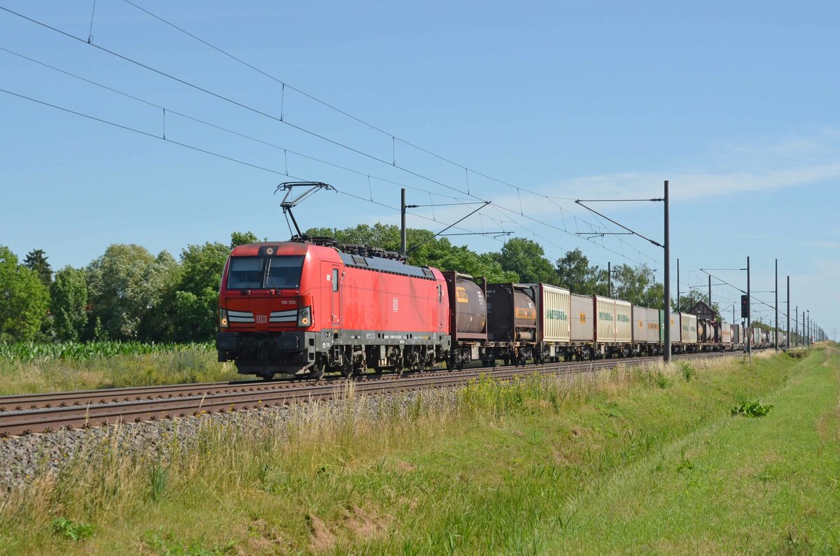 Mit einem Bertschi-Containerzug am Haken rollte 193 335 am 06.07.21 durch Braschwitz Richtung Halle(S).