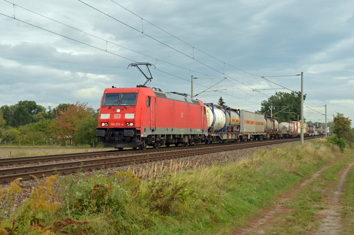 Mit einem Bertschi-Containerzug rollte 185 370 am 24.09.20 durch Jeßnitz Richtung Bitterfeld.