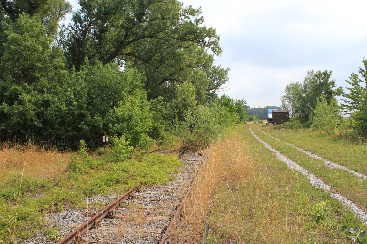 Mit einem Bild vom ehemaligen Bahnhof Orth an der Donau (Km 5,7), beziehungsweise was davon brig ist, komplettiere ich hier die Bahnhofsserie der Lokalbahn Siebenbrunn-Engelhartstetten, beinahe 15 Jahre (Dez. 1998) seit der Schlieung der Zweigstrecke Breitstetten nach Orth an der Donau haben starke Spuren hinterlassen, interessant finde ich hier den Pflastersteinboden aus dem der Weg rechts besteht, zwei Weichensignale sind noch sehen, Blickrichtung Breitstetten, Juli 2012