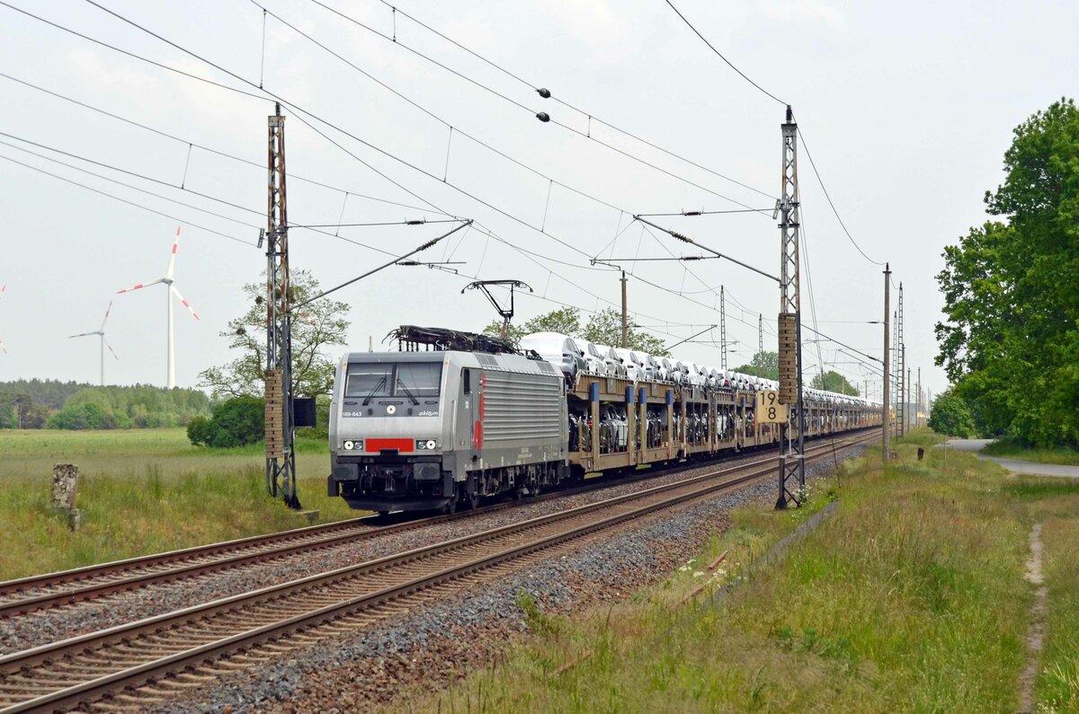 Mit einem BLG-Zug vom Standort Falkenberg(E) kommend rollt 189 843 der akiem am 21.05.23 durch Wittenberg-Labetz Richtung Dessau.