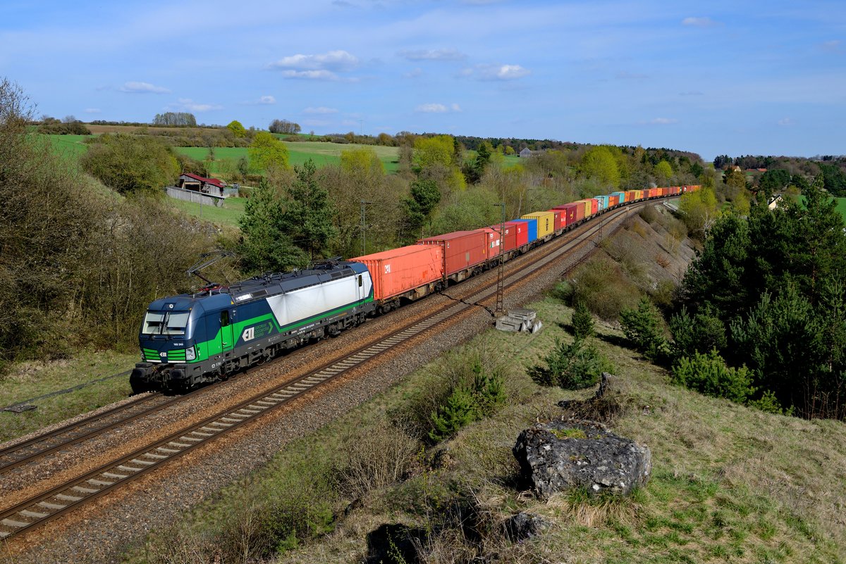 Mit einem bunten Containerzug eilte am 14. April 2018 die für die Wiener Lokalbahn fahrende ELL 193 243 bei Laaber durch die frühlingshafte Oberpfalz. Bei der Leistung handelte es sich um den DGS 43956 von Ybbs an der Donau nach Hamburg Waltershof. 