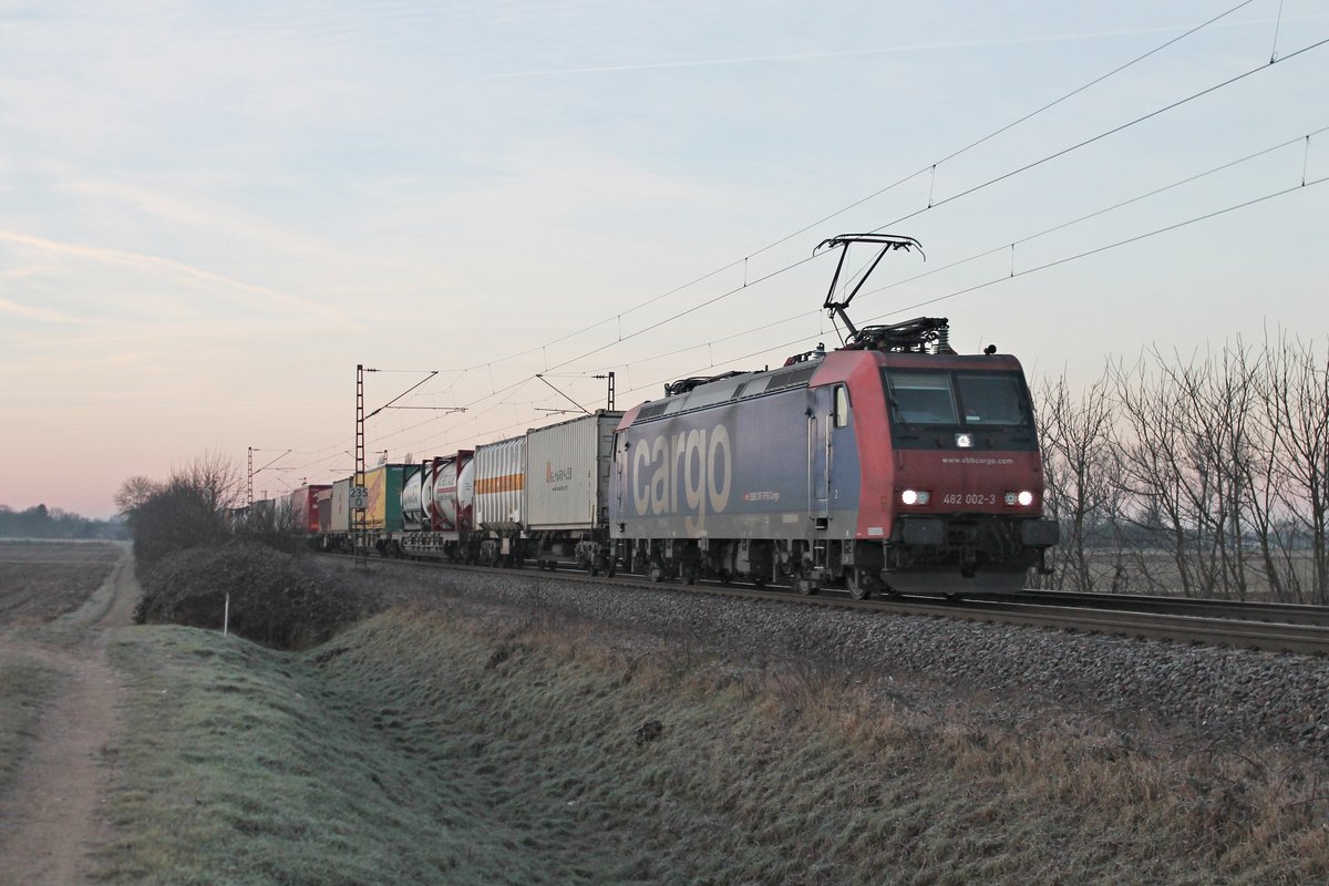 Mit einem bunten Containerzug fuhr am Morgen des 22.12.2016 die Re 482 002-3 bei Hügelheim auf der KBS 703 gen Norden.