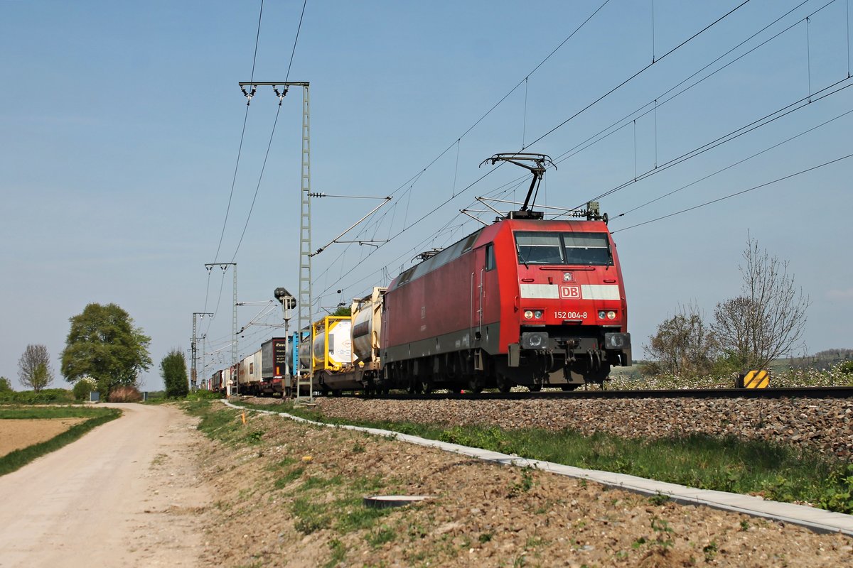 Mit einem bunten Containerzug fuhr am 11.04.2017 die 152 004-8 nördlich von Müllheim (Baden) über die KBS 703 durchs Markgräflerland in Richtung Basel.