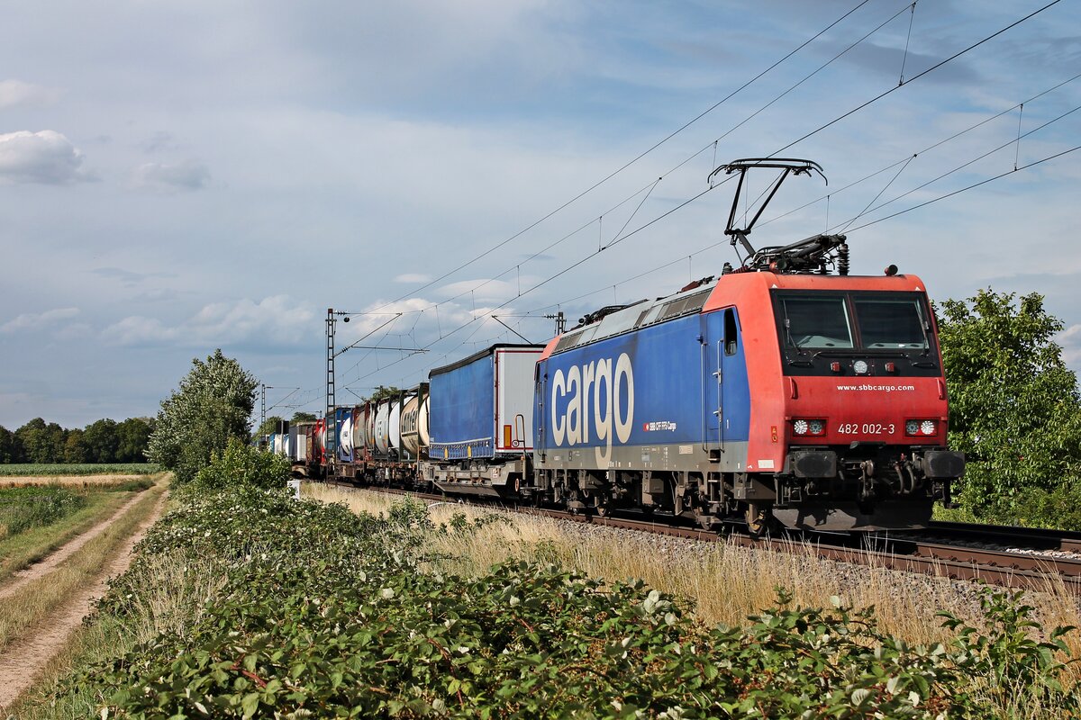 Mit einem bunten und gemischten Containerzug nach Italien fuhr am Abend des 08.07.2020 die Re 482 002-3, welche den Zug bis Basel SBB RB bespannte, südlich von Buggingen durchs Rheintal in Richtung Süden.