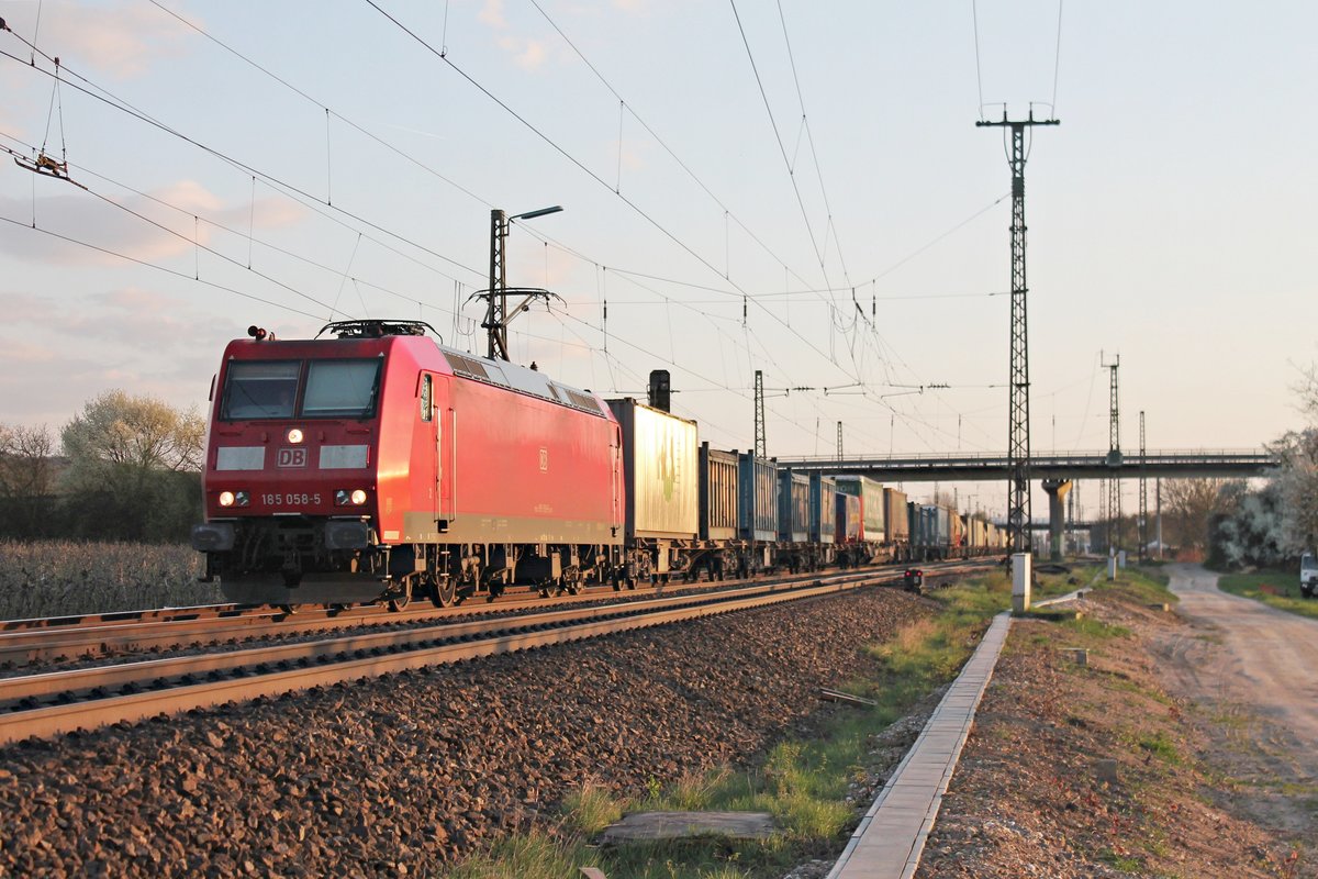 Mit einem bunten KLV fuhr am Abend des 28.03.2017 die 185 058-5 durch den Bahnhof von Müllheim (Baden) in Richtung Freiburg (Breisgau) auf der KBS 703 durchs Markgräflerland.