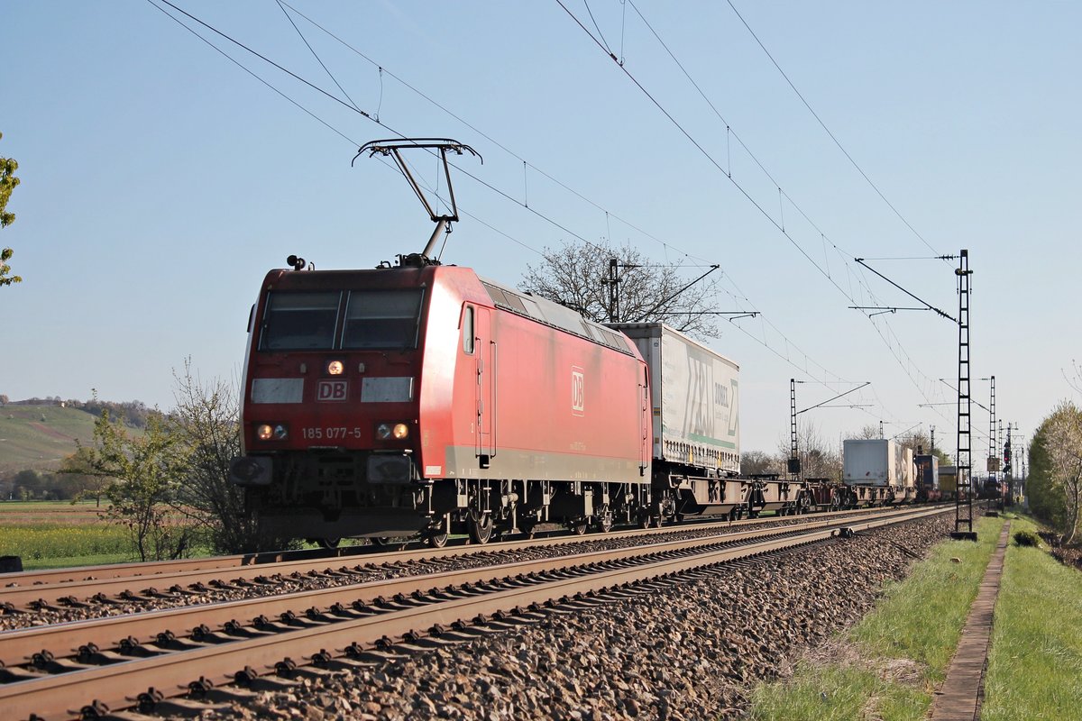 Mit einem bunten KLV fuhr am späten Nachmittag des 07.04.2017 die 185 077-5 bei Hügelheim über die KBS 703 gen Norden.