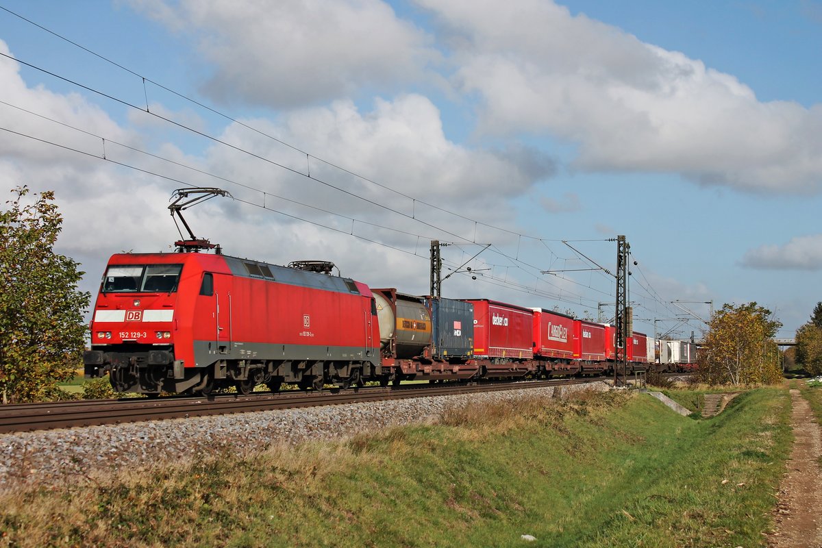 Mit einem bunten KLV fuhr am Morgen des 30.10.2017 die 152 129-3 bei Hügelheim durchs Markgräflerland in Richtung Schweiz.