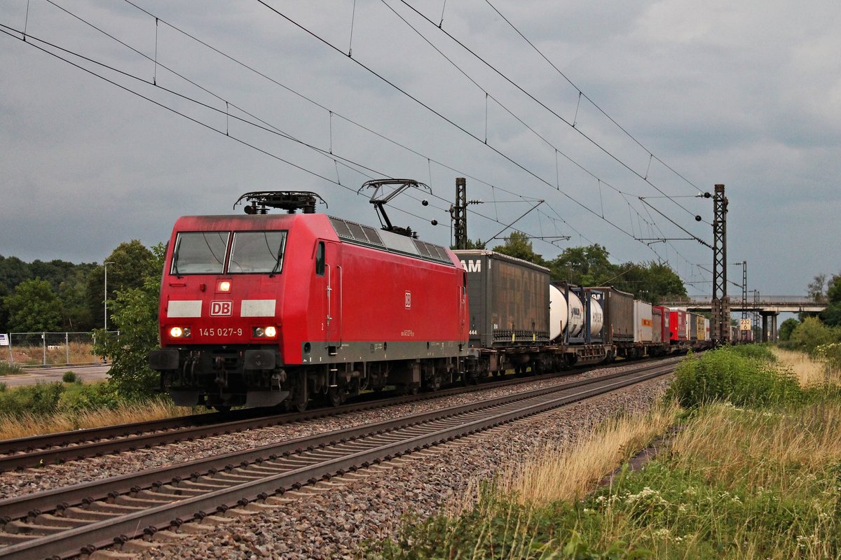 Mit einem bunten und langen KLV fuhr am Abend des 21.07.2017 die 145 027-9 bei Buggingen durchs Rheintal in Richtung Norden.