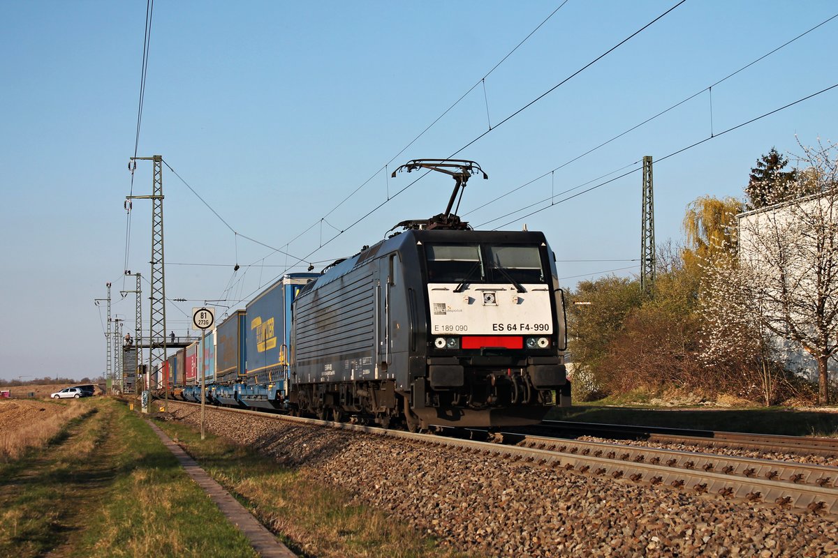 Mit einem bunten und langen KLV nach Italien fuhr am Nachmittag des 29.03.2019 die MRCE/SBBCI ES 64 F4-990 (189 090-4) südlich vom Hp. Auggen über die Rheintalbahn durchs Markgräflerland in Richtung Schweizer Grenze.