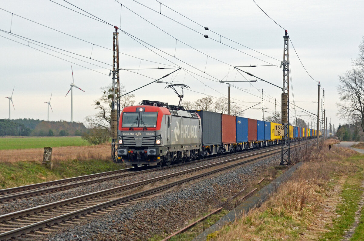 Mit einem China-Containerzug am Haken rollt 370 018 der PKP Cargo am 18.02.24 durch Wittenberg-Labetz Richtung Dessau.