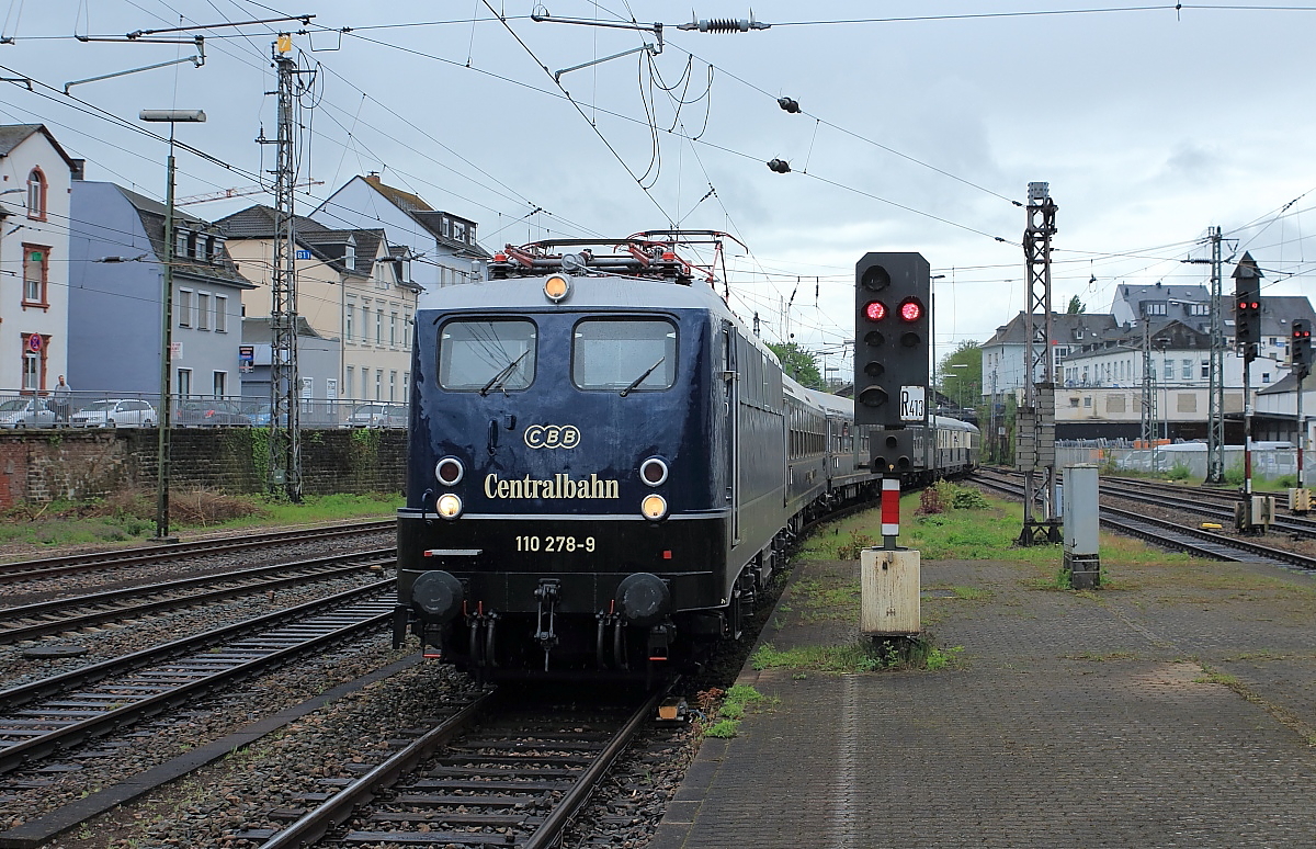 Mit einem ClassicCourier-Sonderzug aus Stuttgart fährt die Centralbahn-110 278-9 in den Trierer Hauptbahnhof ein