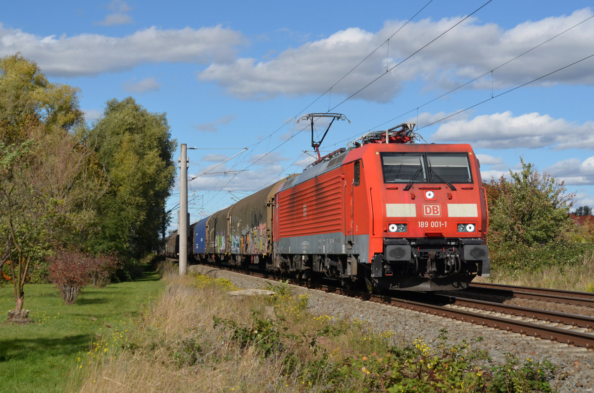 Mit einem Coil-Transportzug am Haken rollte 189 001 am 04.10.20 durch Greppin Richtung Bitterfeld.