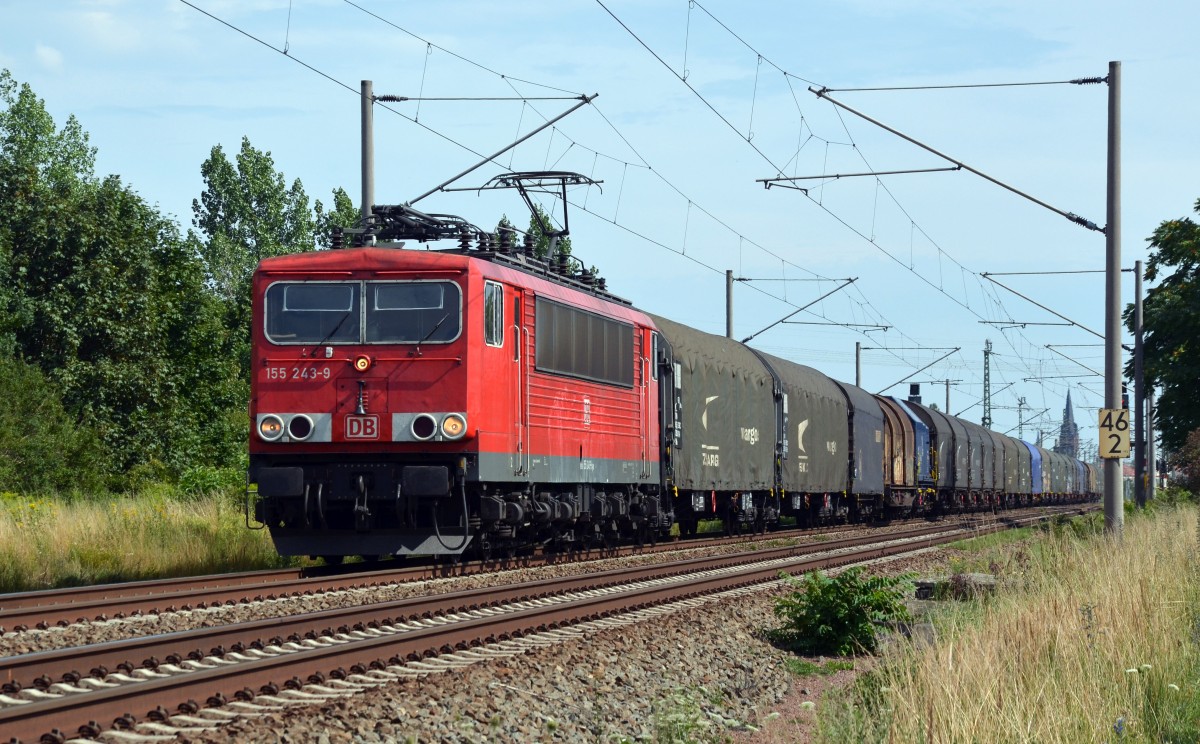 Mit einem Coiltransportzug am Haken rollte 155 243 am 01.08.15 durch Greppin Richtung Dessau. 