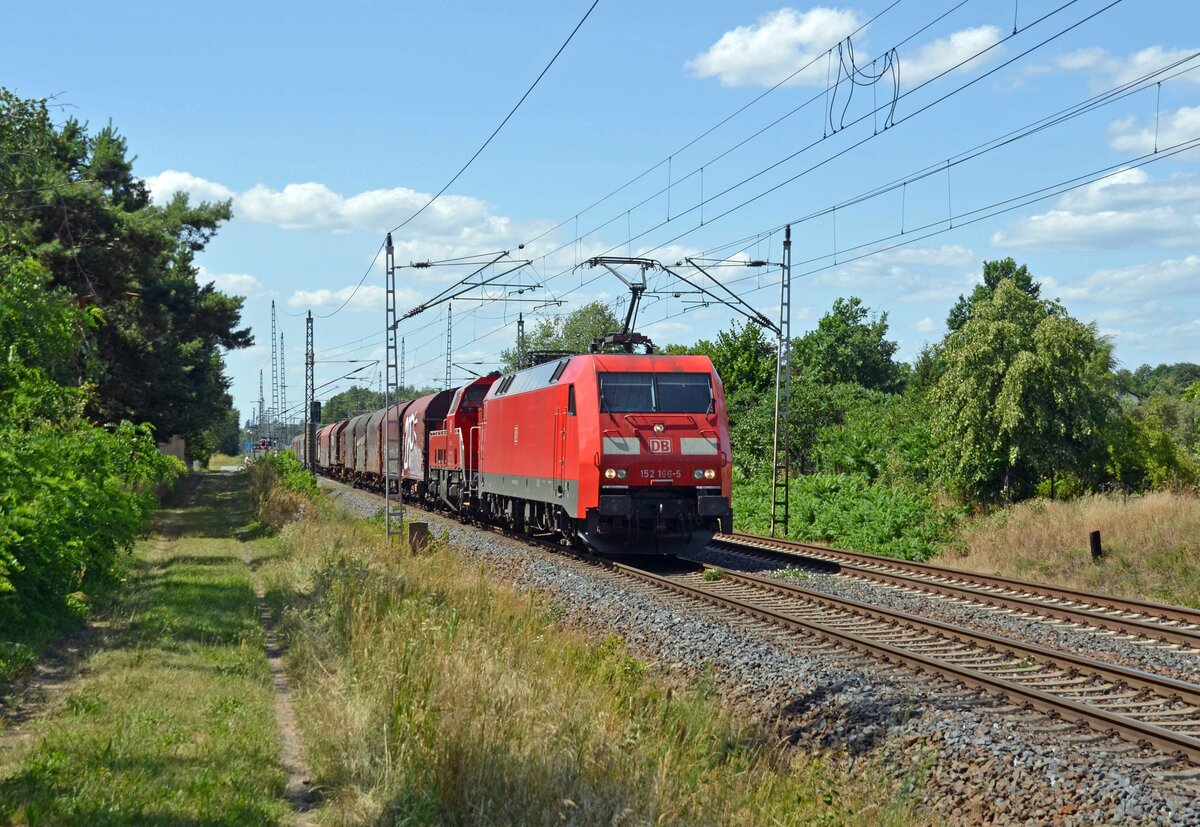 Mit einem Coilzug und der Wagenlok 261 019 rollt 152 166 am 16.07.23 durch Wittenberg-Labetz Richtung Falkenberg(E).