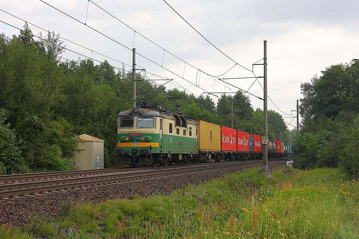 Mit einem Container Zug kommt 130027 am 21.8.2013 bei Stary Kolin um 8.54 Uhr aus Richtung Pardubitz daher.
