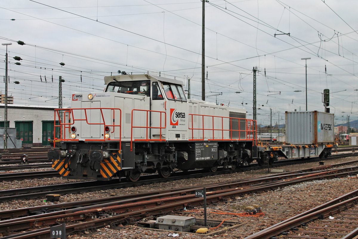 Mit einem Containertragwagen fuhr am Nachmittag des 30.01.2018 die NRAIL/Sersa/SBBC 1 275 008-1  Lea  über Gleis 1 durch den Badischen Bahnhof von Basel in Richtung Rheinhafen/Weil am Rhein.