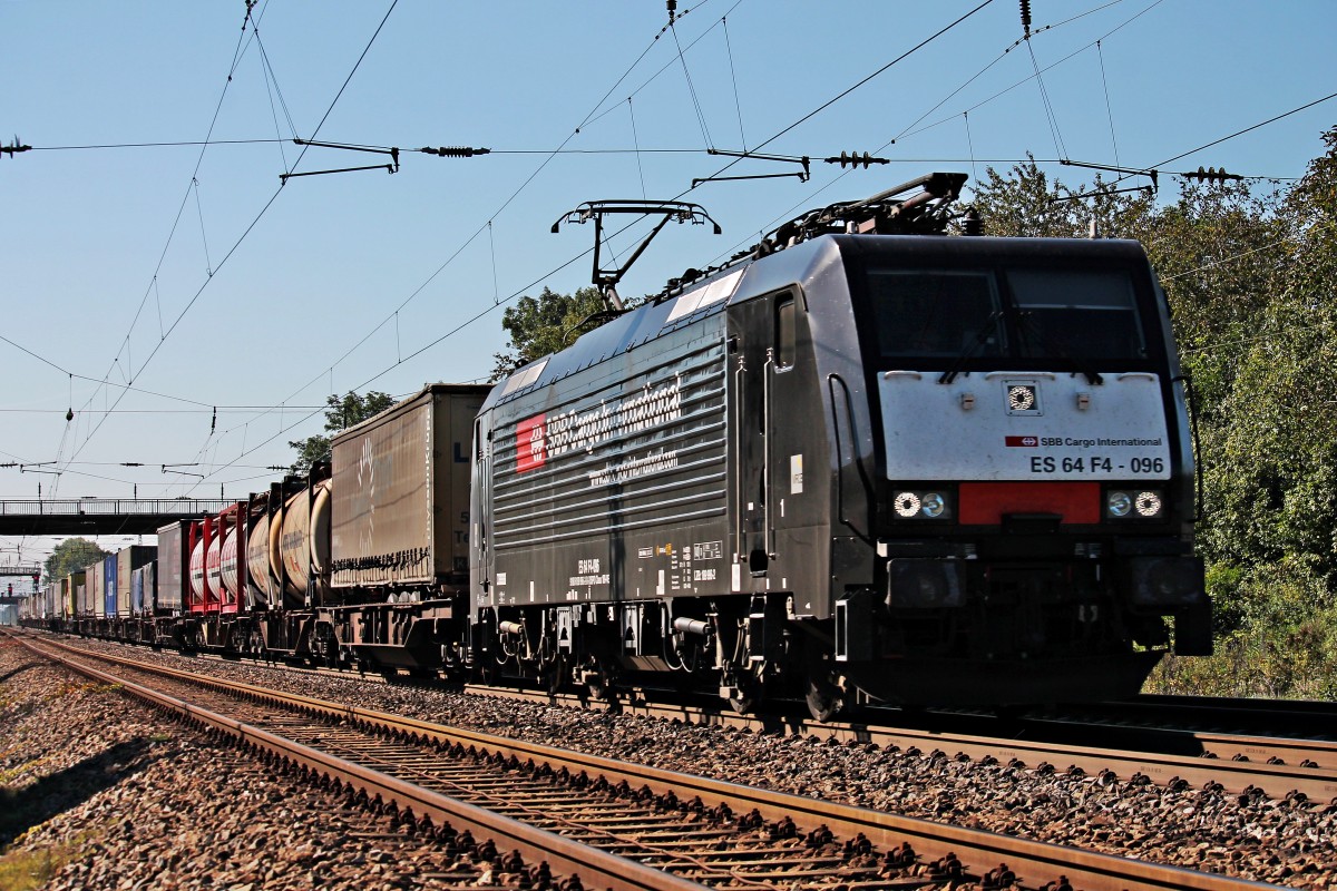 Mit einem Containerug fuhr ES 64 F4-096  SBB Cargo International  am 27.09.2014 zwischen den Überholgleisen von Orschweier in Richtung Norden/Offenburg.