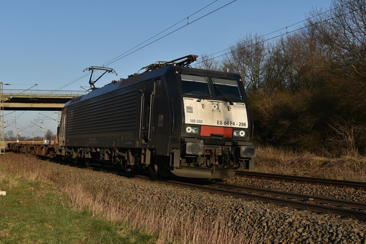 Mit einem Containerwagenzug am Haken kommt die 189 286 die Noithausener Kurve hinauf geschlichen....da sie eine recht starke Steigung hat, was am Niederrhein keiner vermuten würde. Hier ist sie auf dem Weg nach Rheydt als an mir vorüber fährt. 19.3.2018