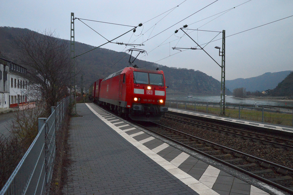 Mit einem Containerzug ist 185 067-6 hier südwärts durch Hirzenach unterwegs. 17.2.2015