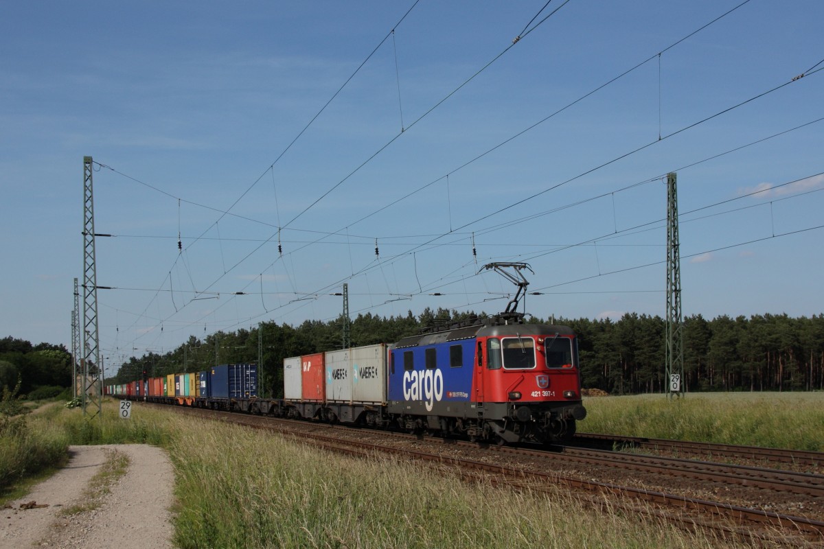 Mit einem Containerzug ist 421 397-1 auf der KBS 305 in Richtung Magdeburg unterwegs. Fotografiert am 07.06.2014 in Angern-Rogätz. 