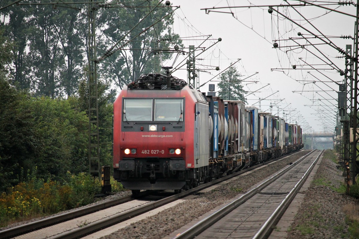 Mit einem Containerzug am 12.07.2014 fuhr Re 482 027-0 südlich von Orschweier gen Norden.