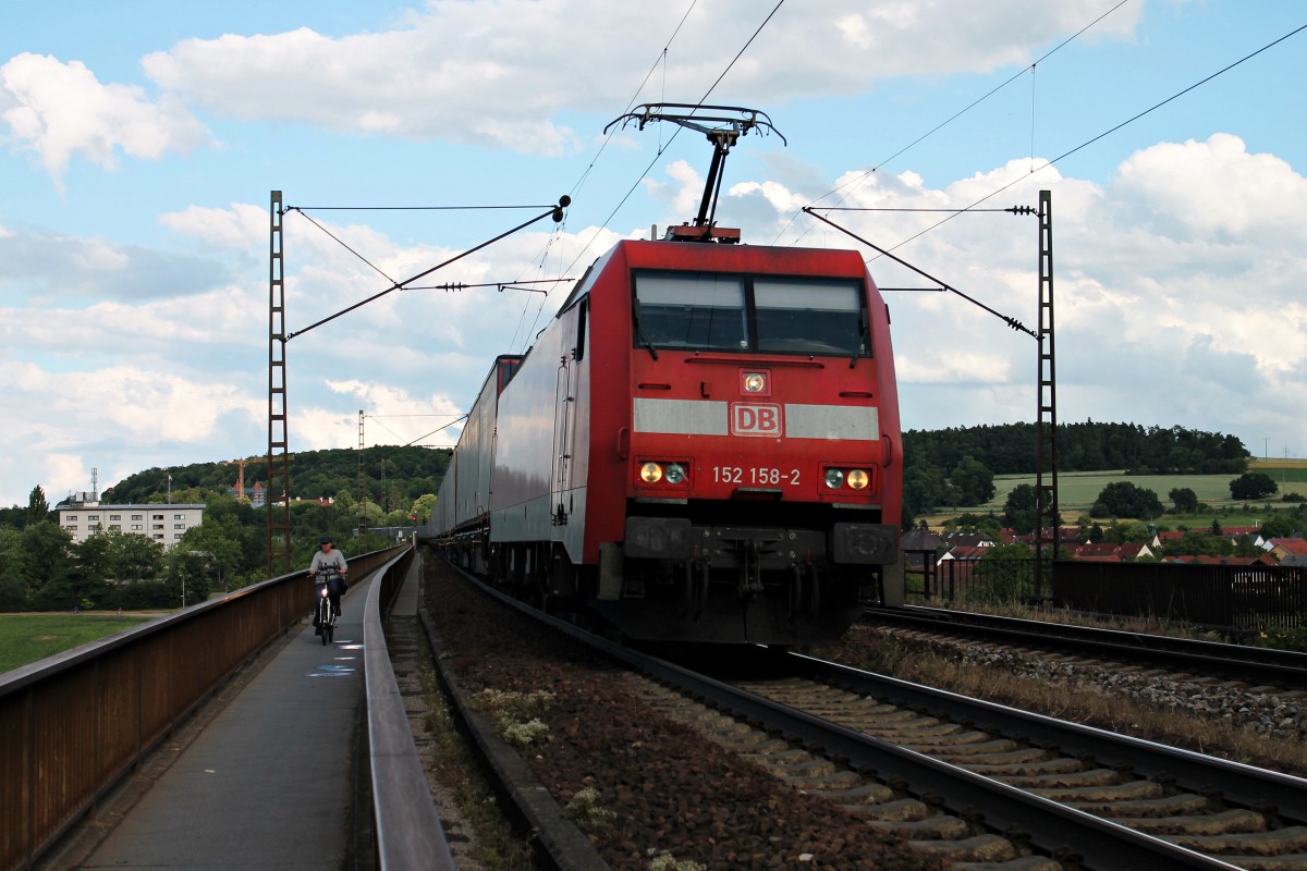 Mit einem Containerzug am 25.06.2014 fuhr die 152 158-2 über die Donaubrücke bei Mariaort gen Nürnberg.