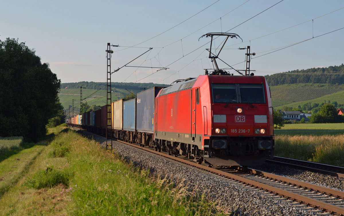 Mit einem Containerzug am Haken fuhr 185 236 am Abend des 13.06.17 durch Retzbach-Zellingen Richtung Würzburg.