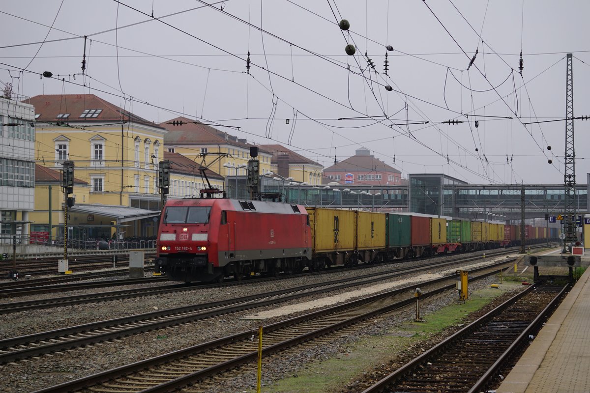 Mit einem Containerzug am Haken fährt 152 162 am 12.11.2018 durch Regensburg(Hbf.).