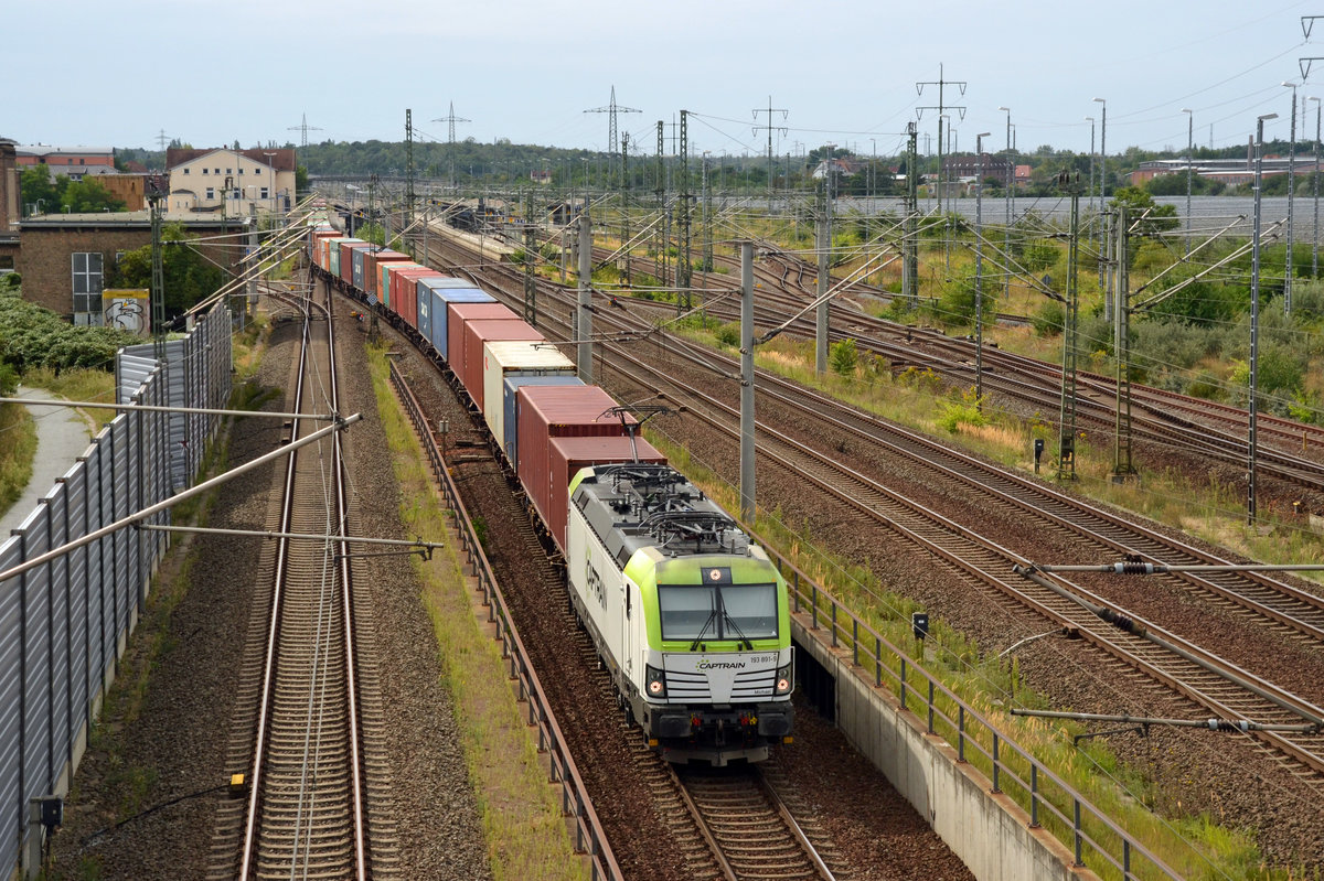 Mit einem Containerzug am Haken rollt 193 891 der Captrain am 30.08.20 in Bitterfeld in die Dessauer Unterführung.
