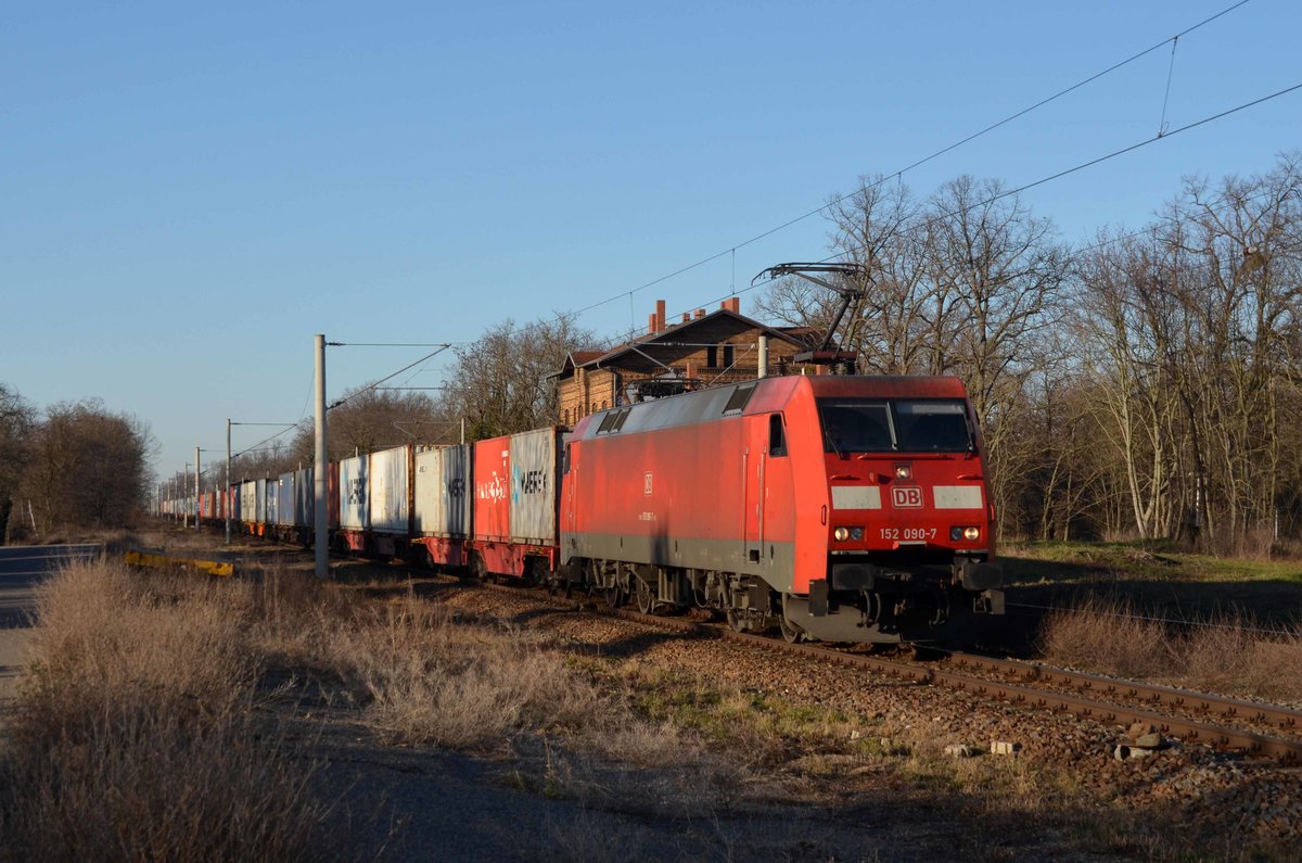 Mit einem Containerzug am Haken rollte 152 090 am 21.02.21 durch Raguhn Richtung Bitterfeld.