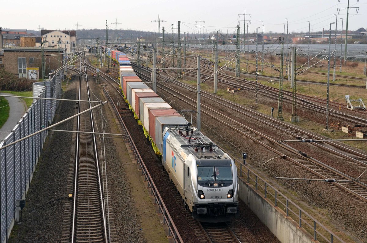 Mit einem Containerzug am Haken rollte 187 306 der Railpool am 28.03.21 durch Bitterfeld in die Dessauer Unterführung.