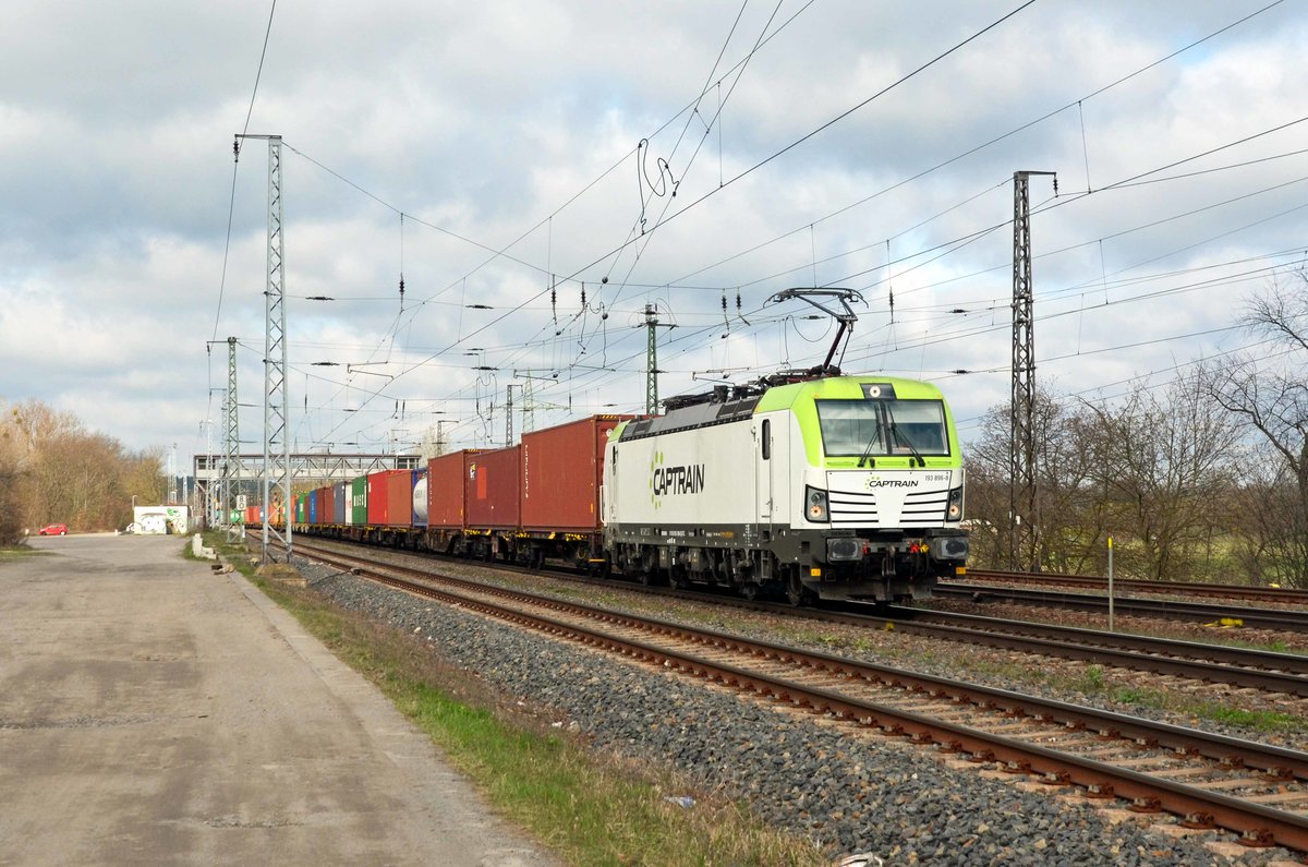 Mit einem Containerzug am Haken rollte 193 896 am 13.04.21 durch Saarmund Richtung Schönefeld.  