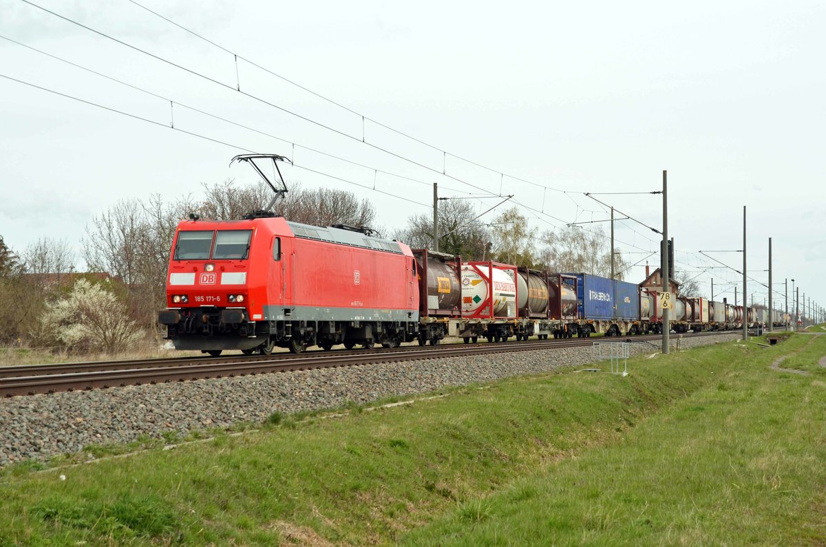 Mit einem Containerzug am Haken rollte 185 171 am 15.04.21 durch Braschwitz Richtung Halle(S).