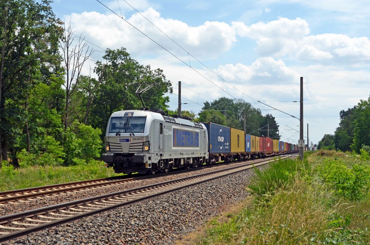 Mit einem Containerzug am Haken war 383 405 der Metrans am 01.07.23 unterwegs Richtung Falkenberg(E), hier rollt der Vectron durch Marxdorf.