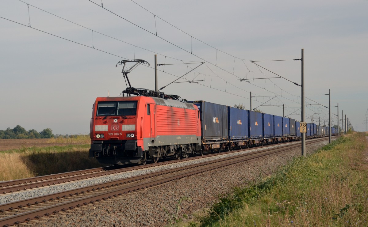 Mit einem Containerzug am Haken fuhr 189 018 am 04.10.13 durch Braschwitz Richtung Halle(S).