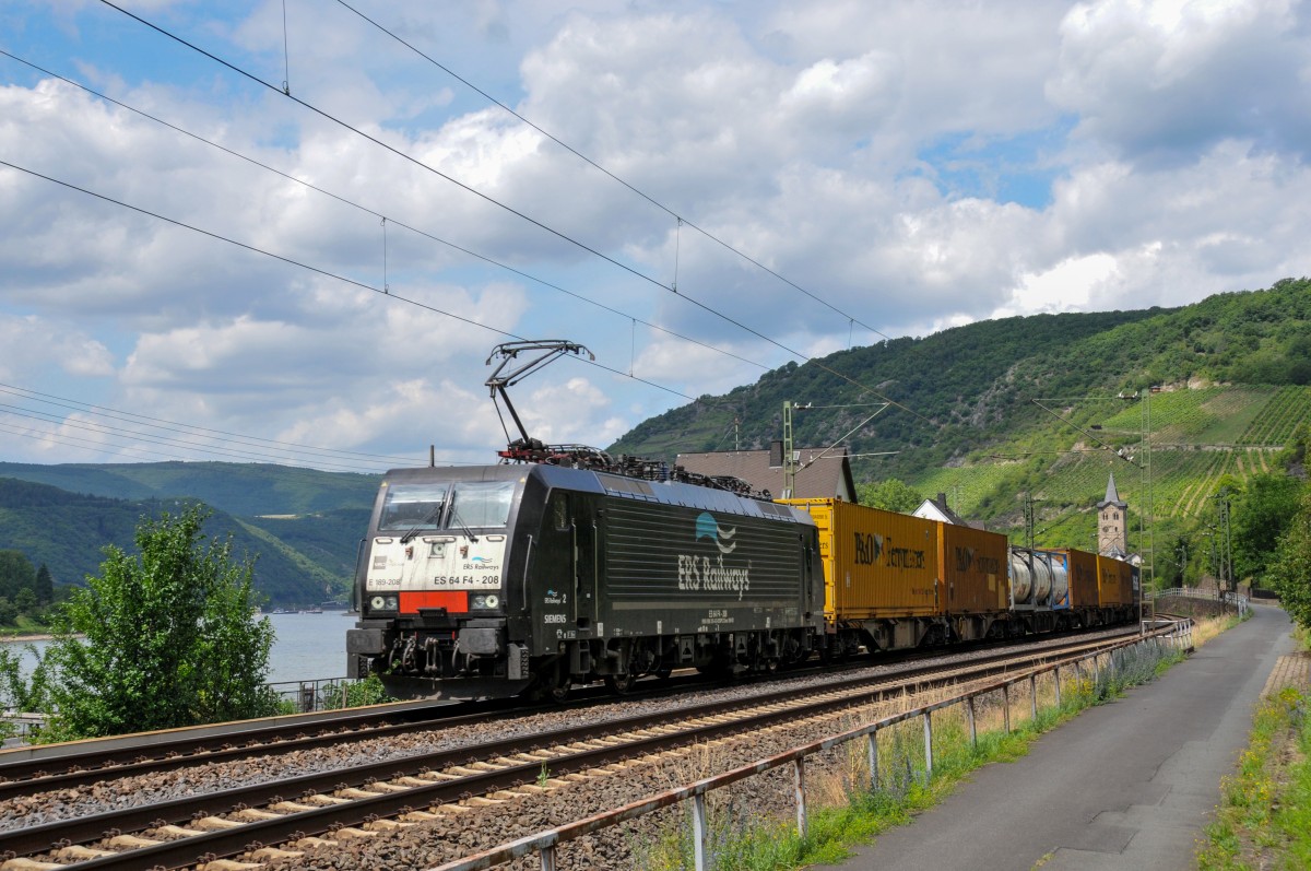Mit einem Containerzug am Haken fährt 189 208 (ES64F4-208) der ERS Railways die rechte Rheinstrecke entlang in Richtung Süden. Aufgenommen am 17/06/2011 bei St. Goarshausen.