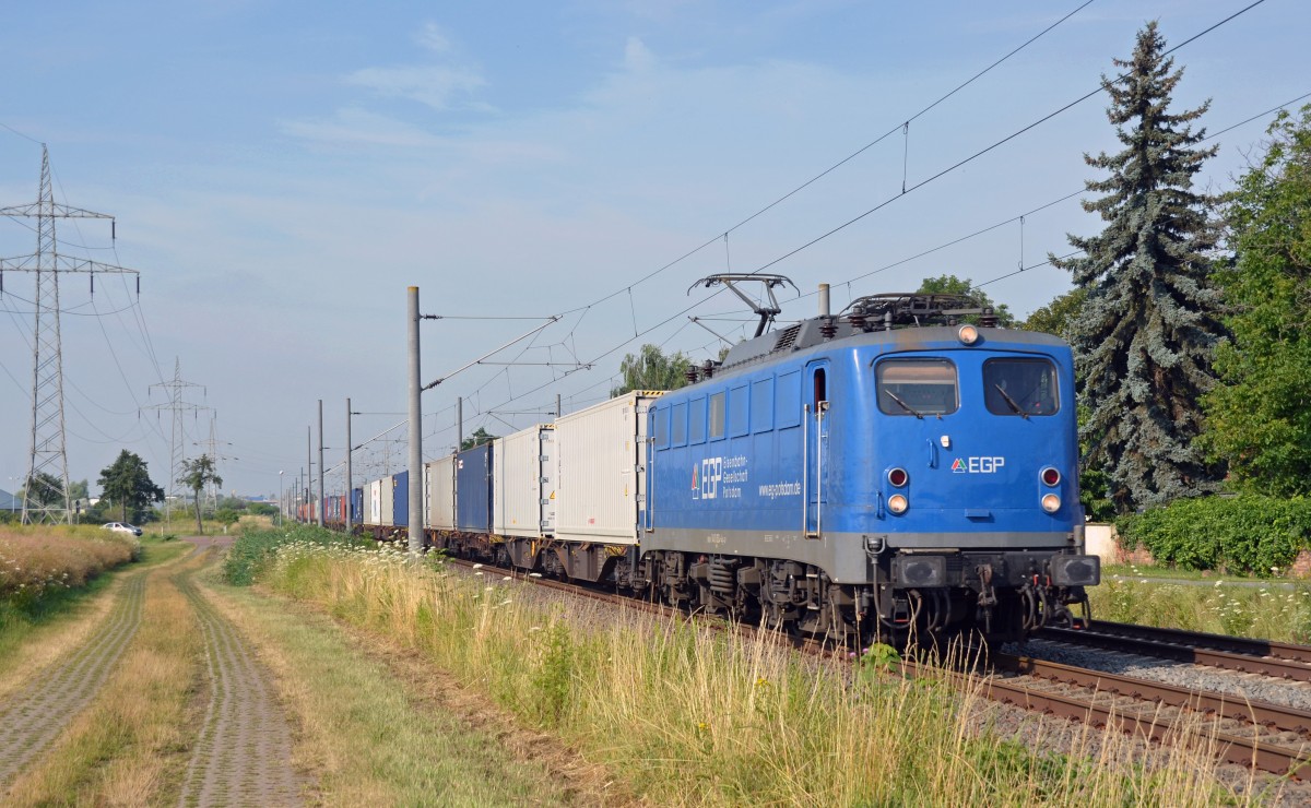 Mit einem Containerzug am Haken rollt 140 824 der EGP durch Braschwitz Richtung Magdeburg.