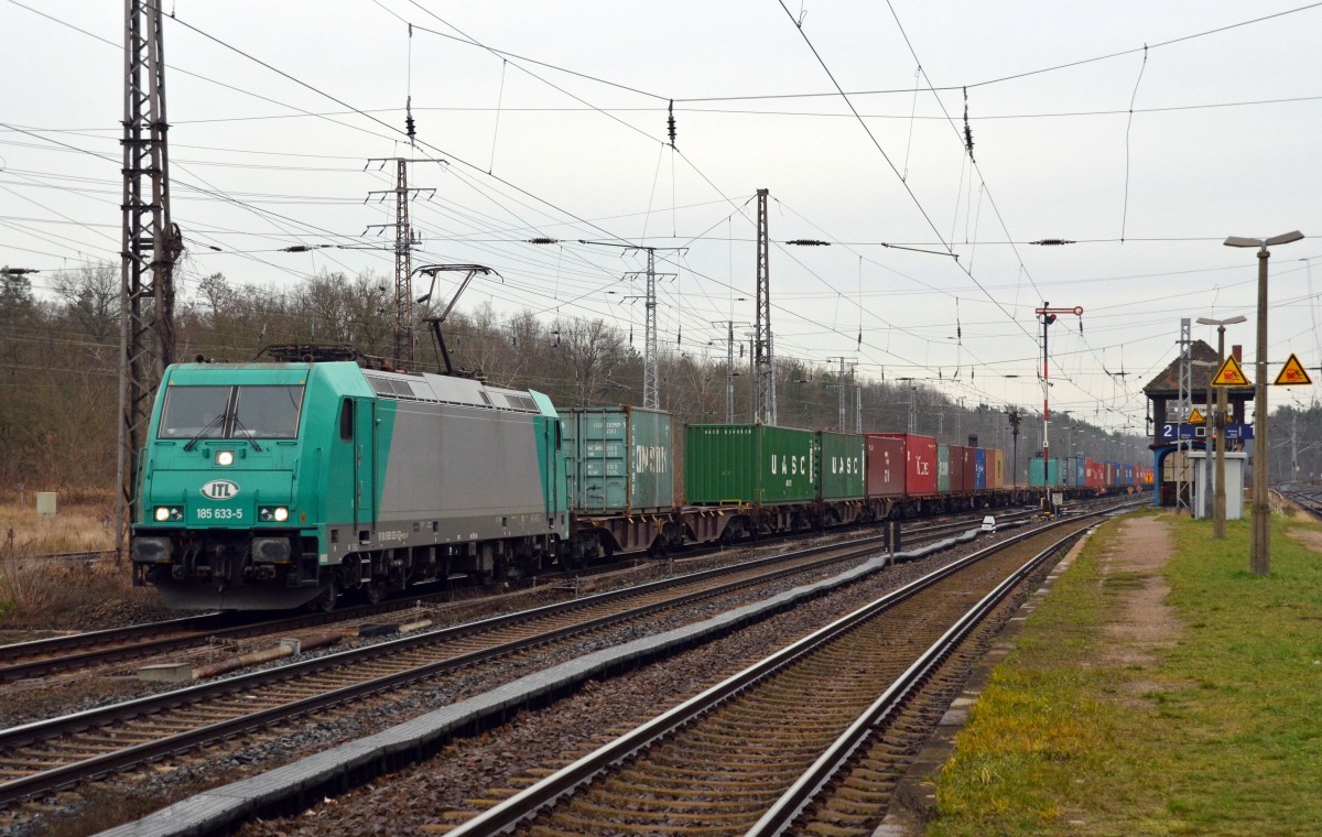 Mit einem Containerzug am Haken fuhr 185 633 am 17.12.14 durch Meinsdorf Richtung Rodleben.
