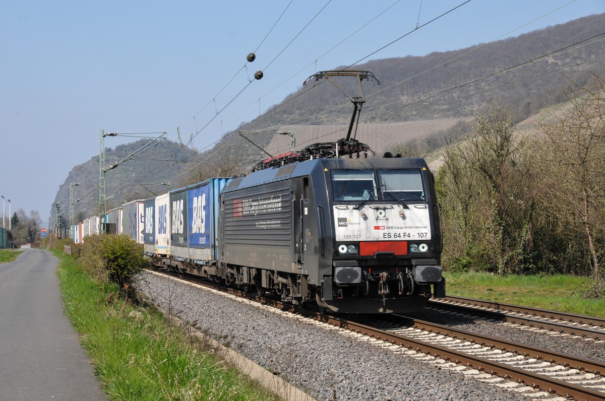 Mit einem Containerzug am Haken rollt 189 107 alias ES64F4-107 im Auftrag von SBB Cargo International durch Leutesdorf gen Koblenz. Aufnahme vom 09/04/2015.