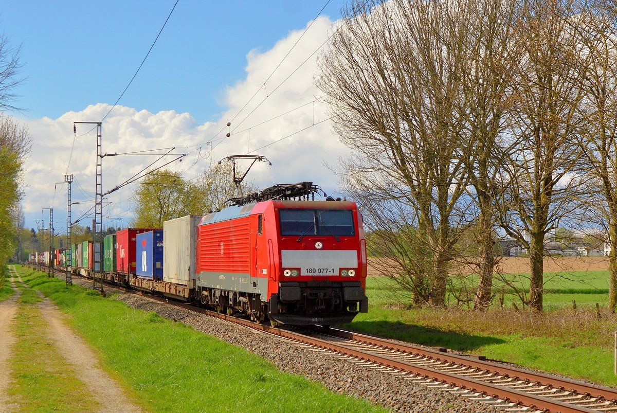Mit einem Containerzug am Haken kommt die 189 077-1 bei Boisheim in Richtung Viersen gefahren. 17.4.2016