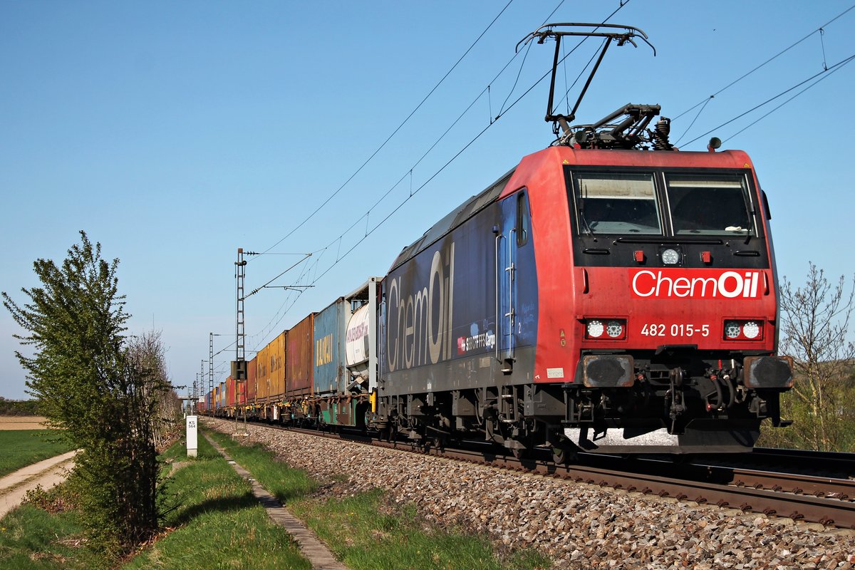 Mit einem Containerzug aus Belgien fuhr am Nachmittag des 07.04.2017 die Re 482 015-5  Chemoil  bei Hügelheim durchs Markgräflerland in Richtung Basel.