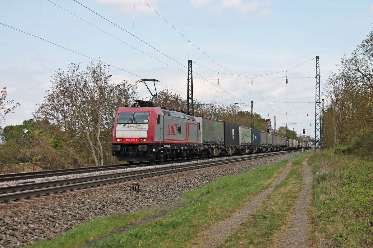 Mit einem Containerzug aus Belgien fuhr am 13.04.2017 die BRLL/XRAIL 185 593-1 durch die Gleisanlagen von Heitersheim in Richtung Basel.