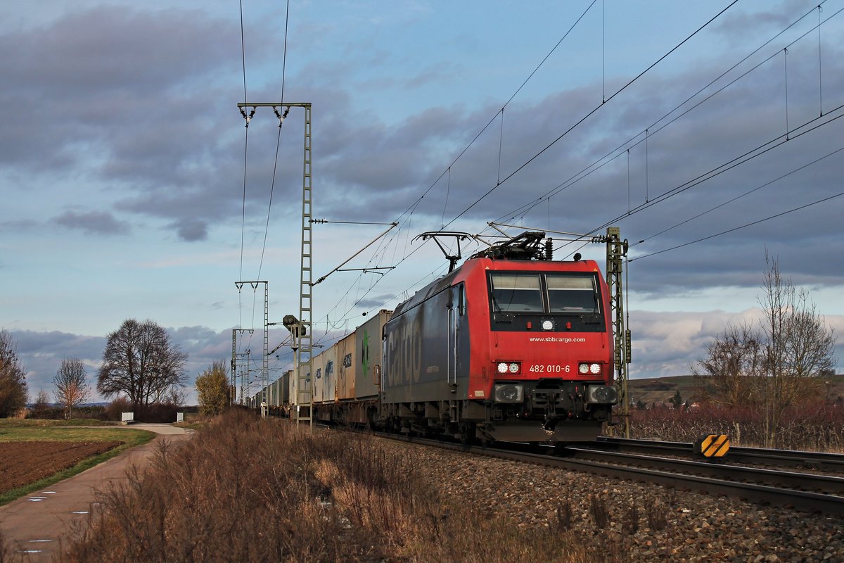 Mit einem Containerzug aus Belgien fuhr am 21.01.2018 die Re 482 010-6 nördlich von Müllheim (Baden) durchs Rheintal in Richtung Schweizer Grenze.