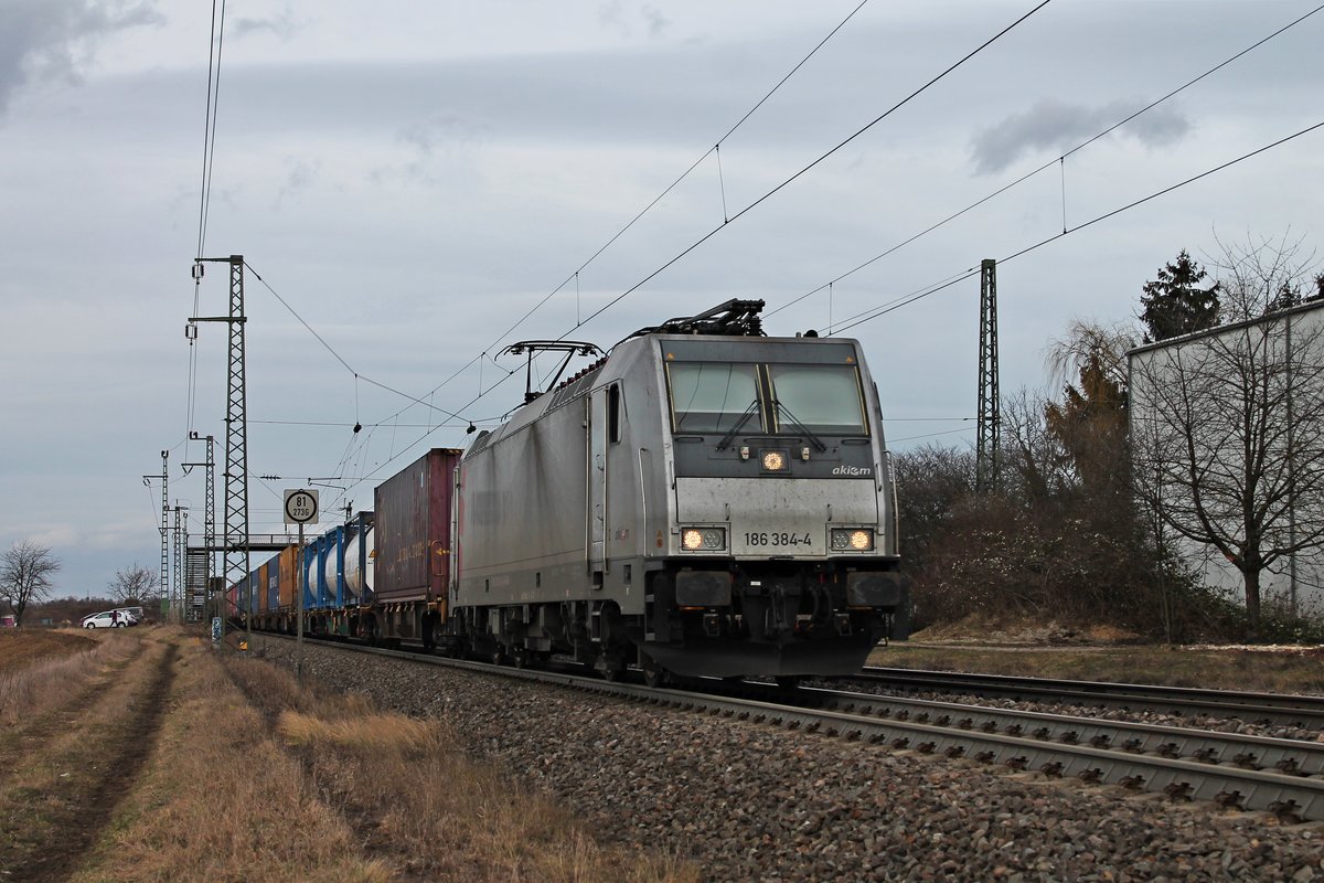 Mit einem Containerzug aus Belgien fuhr am Nachmittag des 09.02.2019 die AKIEM/LINEAS 186 384-4 südlich vom Hp. Auggen über die KBS 703 durchs Rheintal in Richtung Schweizer Grenze.