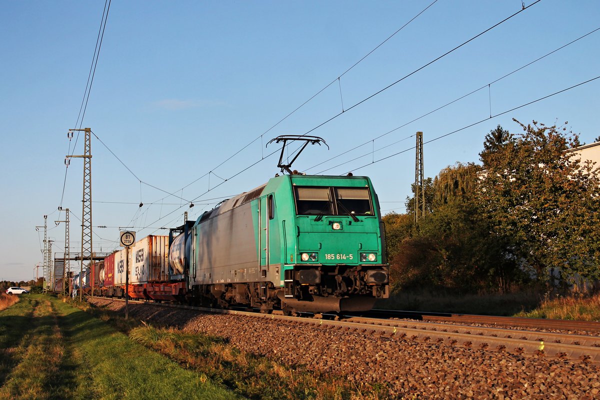 Mit einem Containerzug aus Belgien fuhr am Abend des 16.10.2019 die ATLU/XRAIL 185 614-5 über die Rheintalbahn durch den Haltepunkt von Auggen in Richtung Schweizer Grenze.