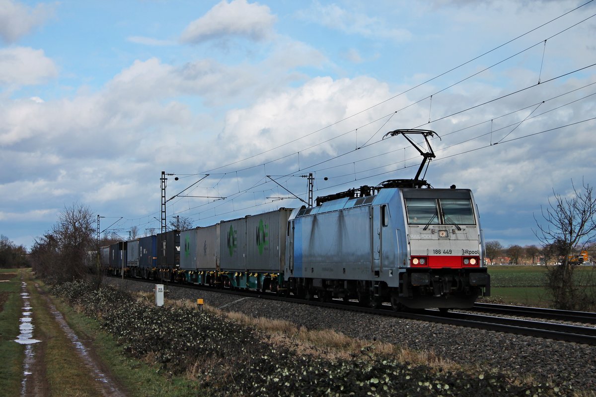 Mit einem Containerzug aus Belgien fuhr am frühen Nachmittag des 28.01.2020 die Rpool/LINEAS 186 449 südlich von Buggingen über die Rheintalbahn durchs Markgräflerland in Richtung Schweizer Grenze.